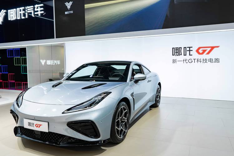 东莞197哪吒汽车在智能汽车领域的表现，领途汽车在新能源汽车市场中的影响力